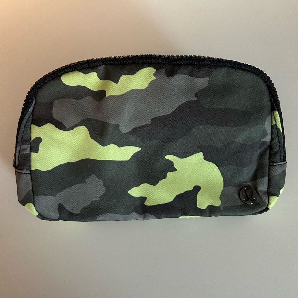 Lululemon Everywhere Belt Bag - Camo Neo Mint Black